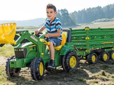 Traktor na pedale izrađen od čvrste plastike, s metalnim dijelovima